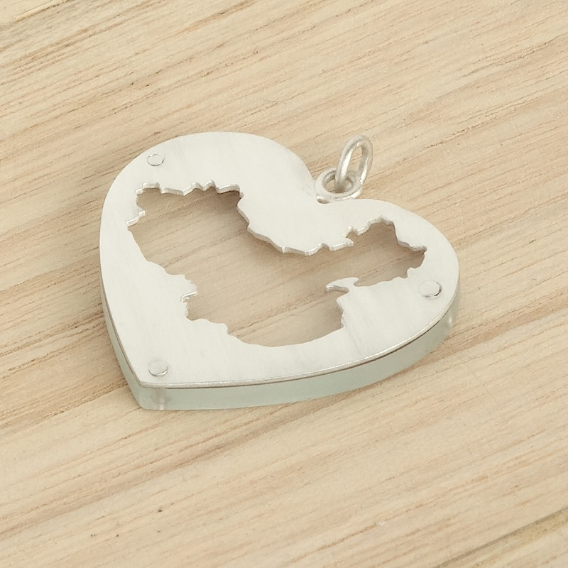 China in  zilveren hart op acrylglas klein symmetrisch
