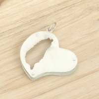 Taiwan in klein zilveren hart op acrylglas