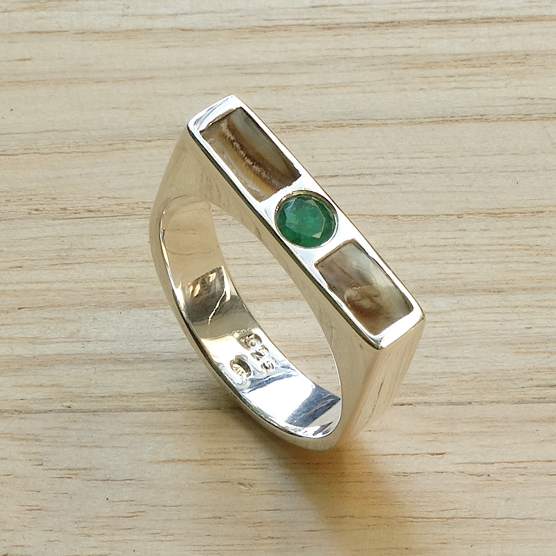 Zilveren ring met paardentand en smaragd