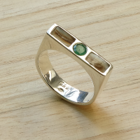 Zilveren ring met paardentand en smaragd